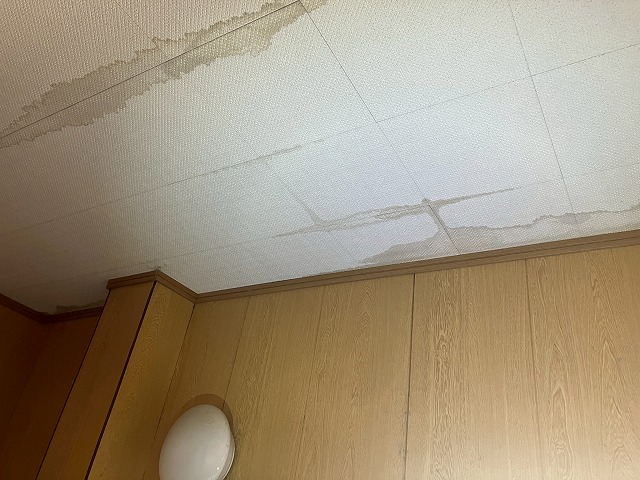 雨漏りした室内